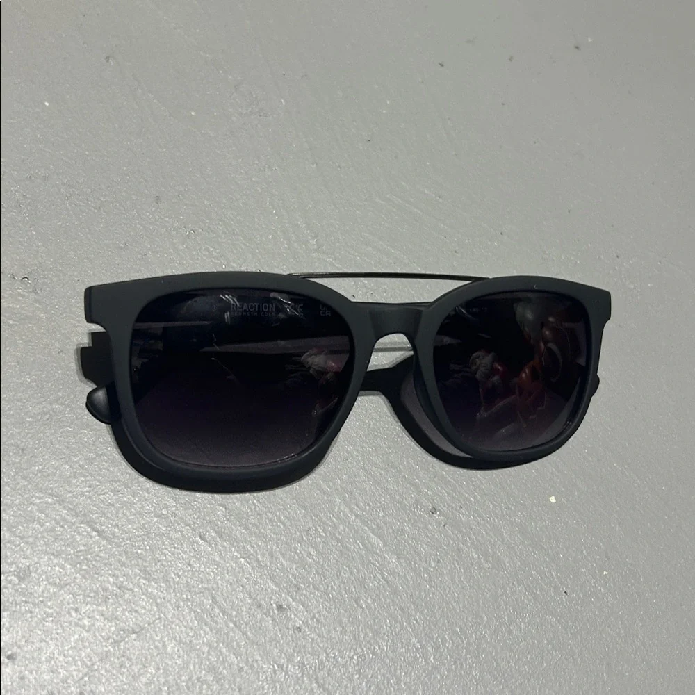 (NEW) Kenneth Cole Reaction Black Sunglasses
